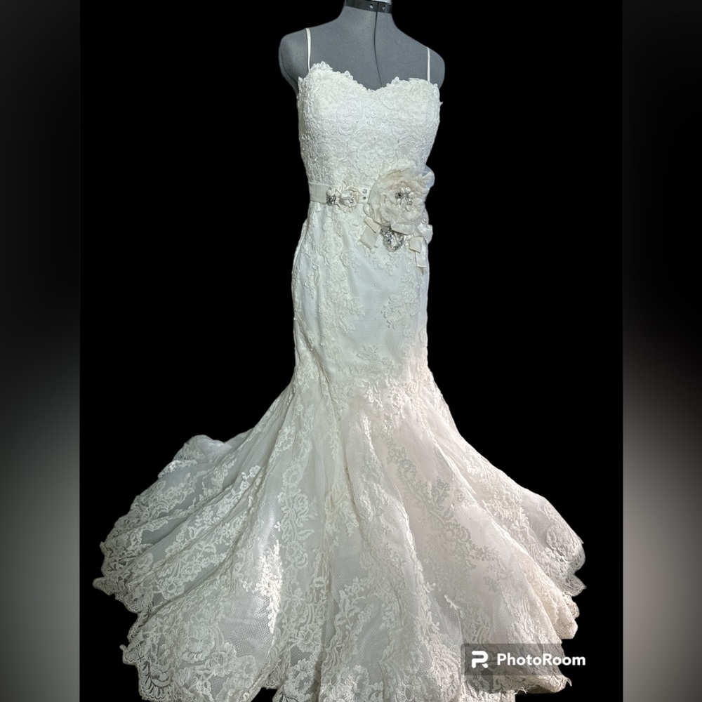 Enzoani "Dakota" ivory lace wedding gown mermaid style size 10/12